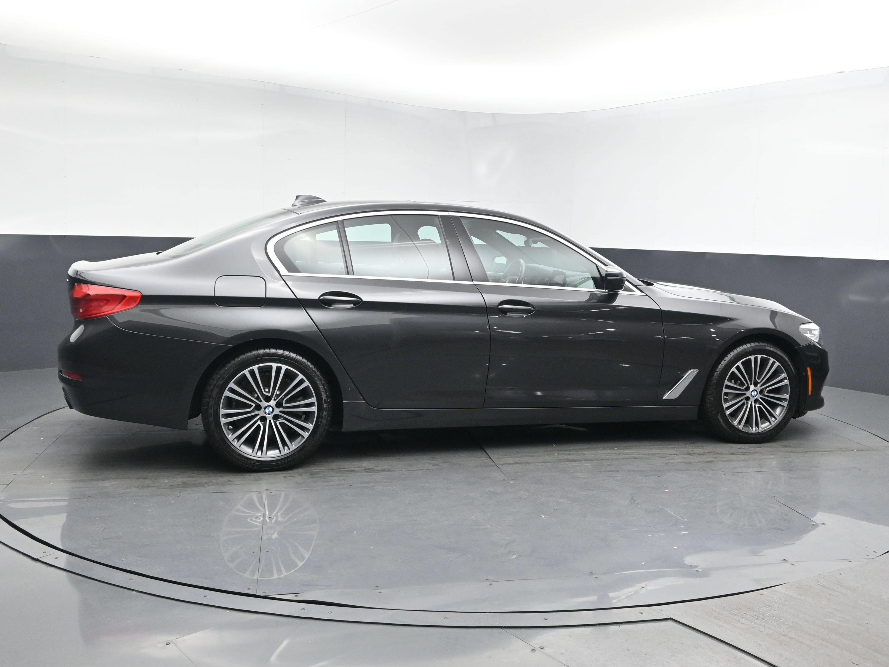 Used 2019 Dark Graphite Metallic BMW 530i xDrive image 3
