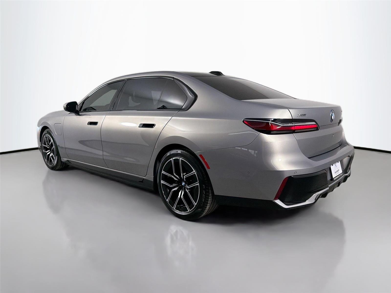 New 2026 Oxide Grey Metallic BMW 750e xDrive image 7