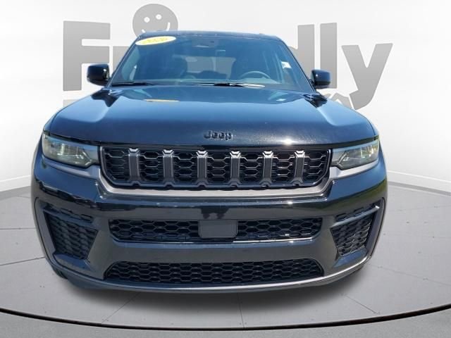 New 2026 Diamond Black Crystal Pearl-Coat Exterior Paint Jeep Laredo Altitude image 8