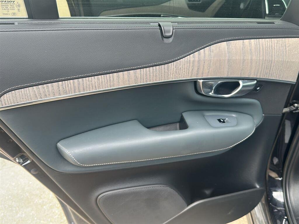 Used 2023 Onyx Black Metallic Volvo Ultimate image 11