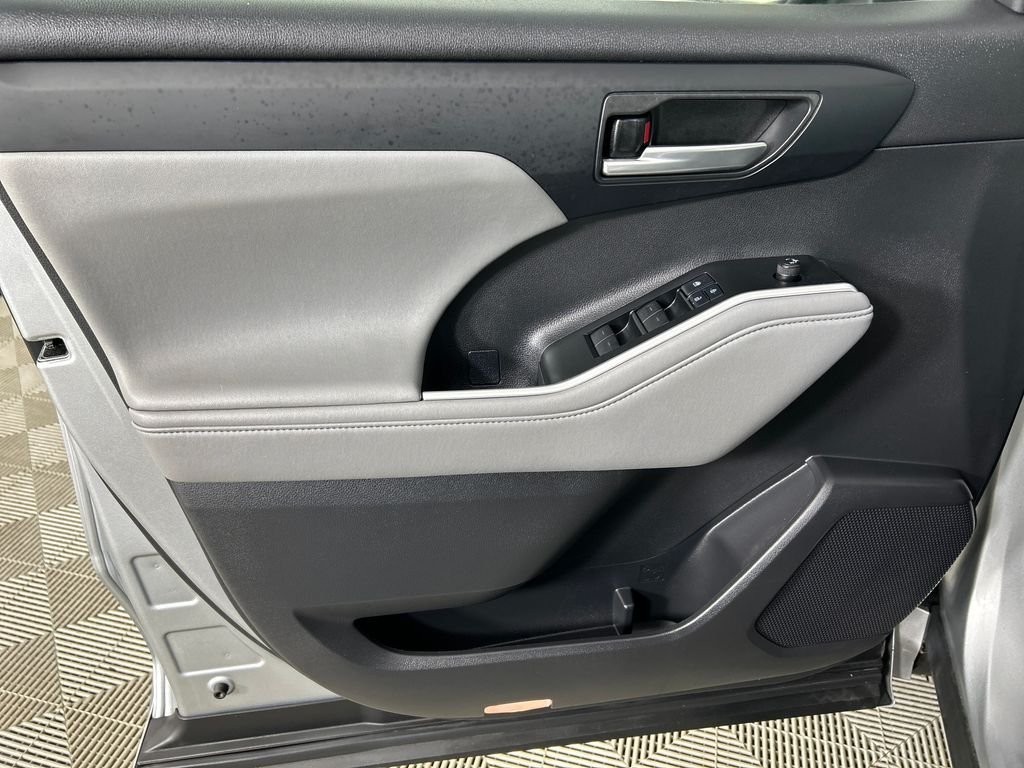 Used 2021 Silver Toyota XLE image 11