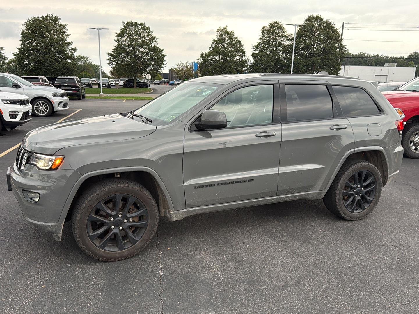 Used 2022 Sting-Gray Clearcoat Jeep Laredo X image 3