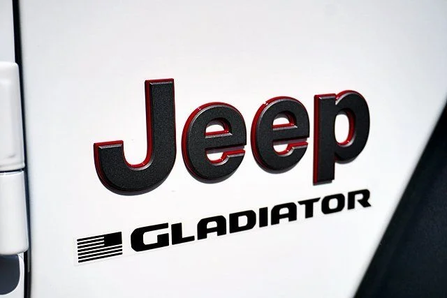 New 2026 Bright White Clear-Coat Exterior Paint Jeep Rubicon image 12