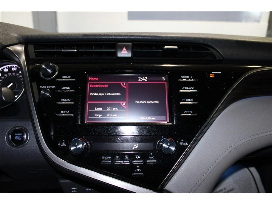 Used 2018 Silver Toyota XLE Sedan 4D image 28