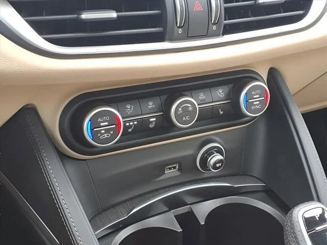 Used 2023  Alfa Romeo Lusso image 11