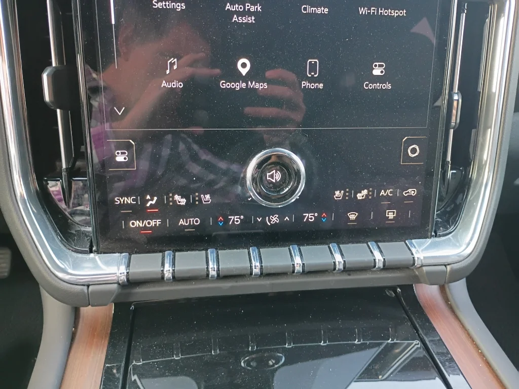 Used 2025 White GMC Denali image 29