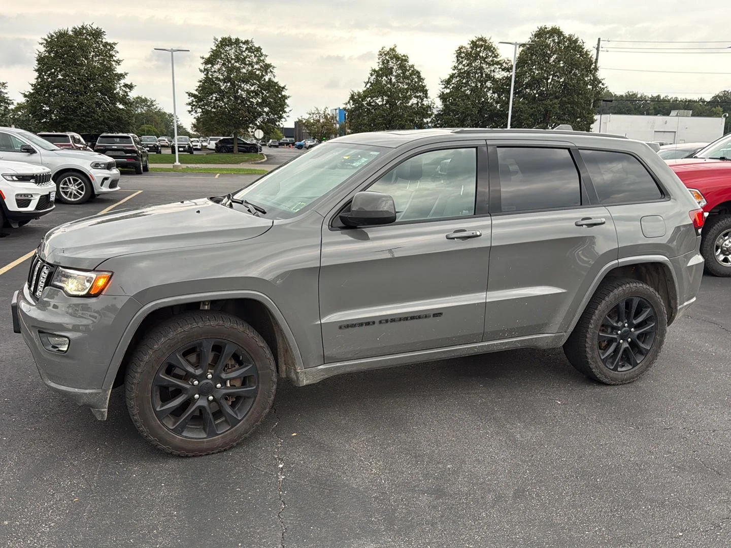 Used 2022 Sting-Gray Clearcoat Jeep Laredo X image 3