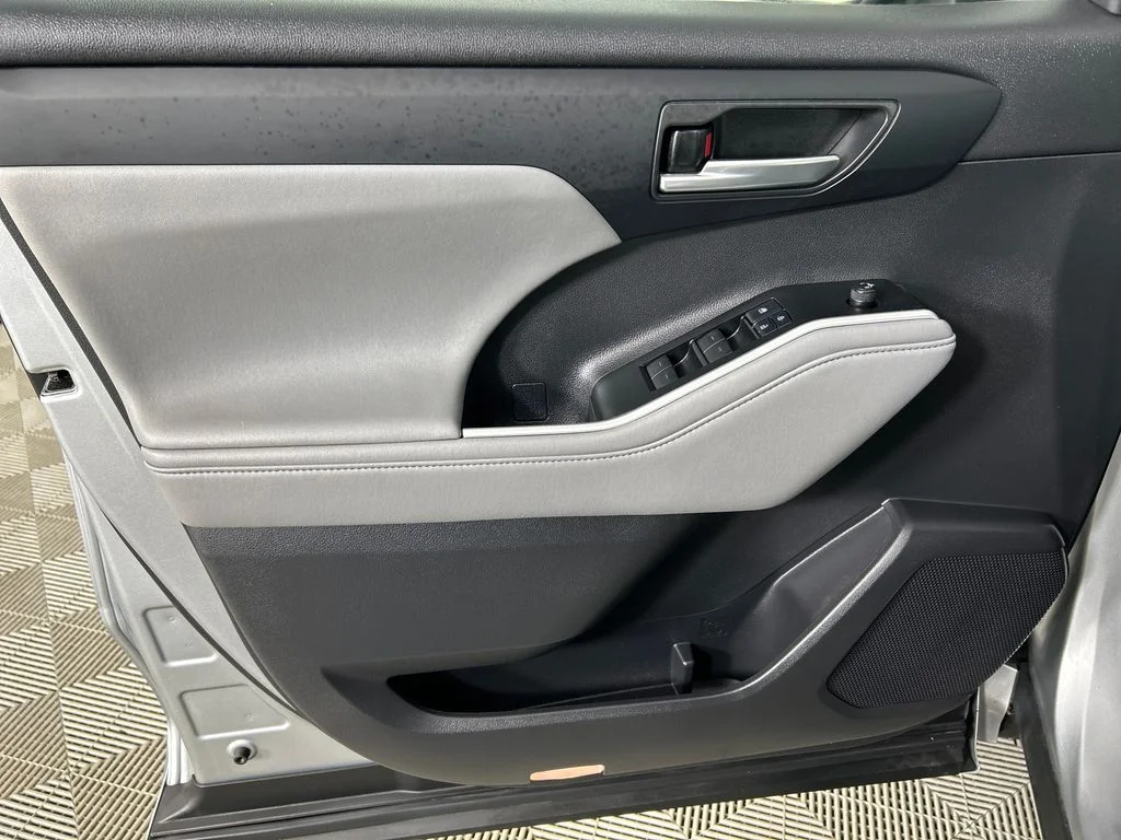 Used 2021 Silver Toyota XLE image 11