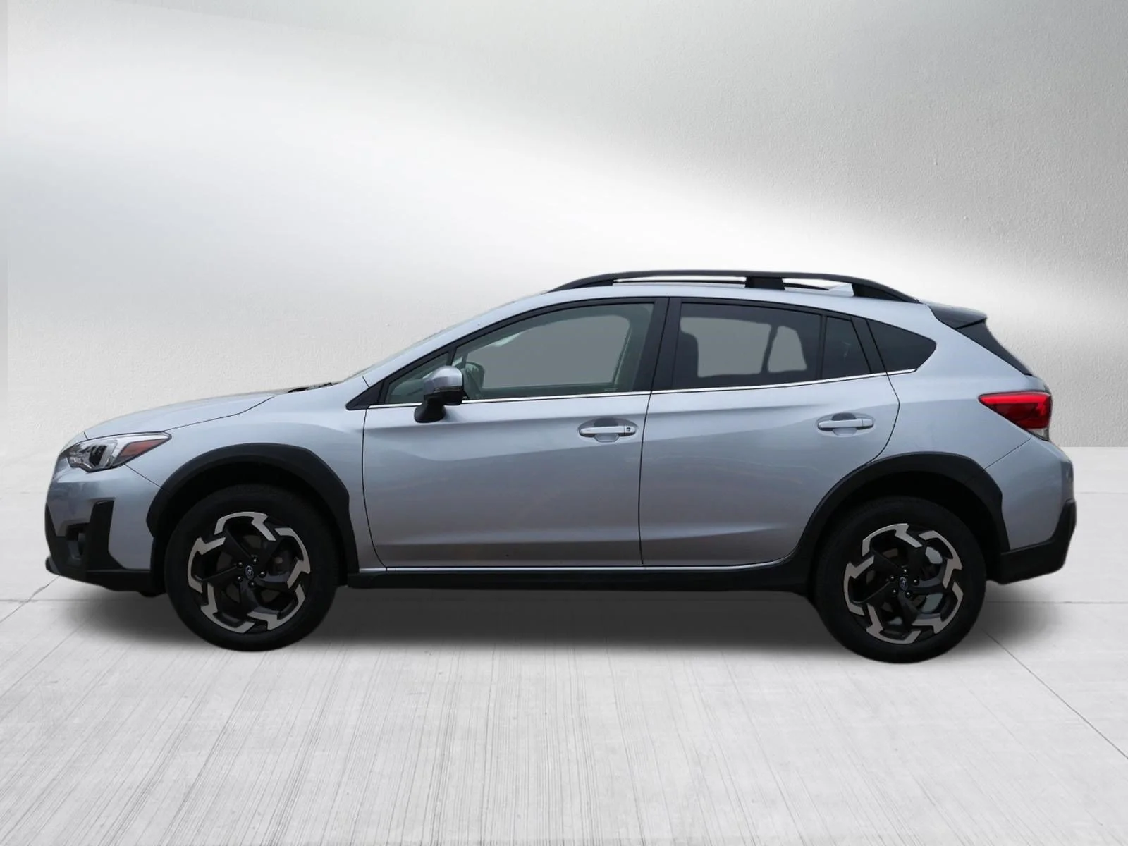 Used 2023 Ice Silver Metallic Subaru Limited image 4