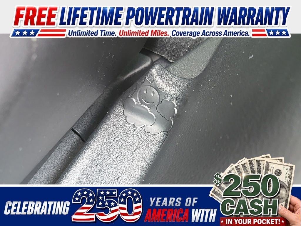 New 2027 Bright White Clear-Coat Exterior Paint Chrysler Select image 38