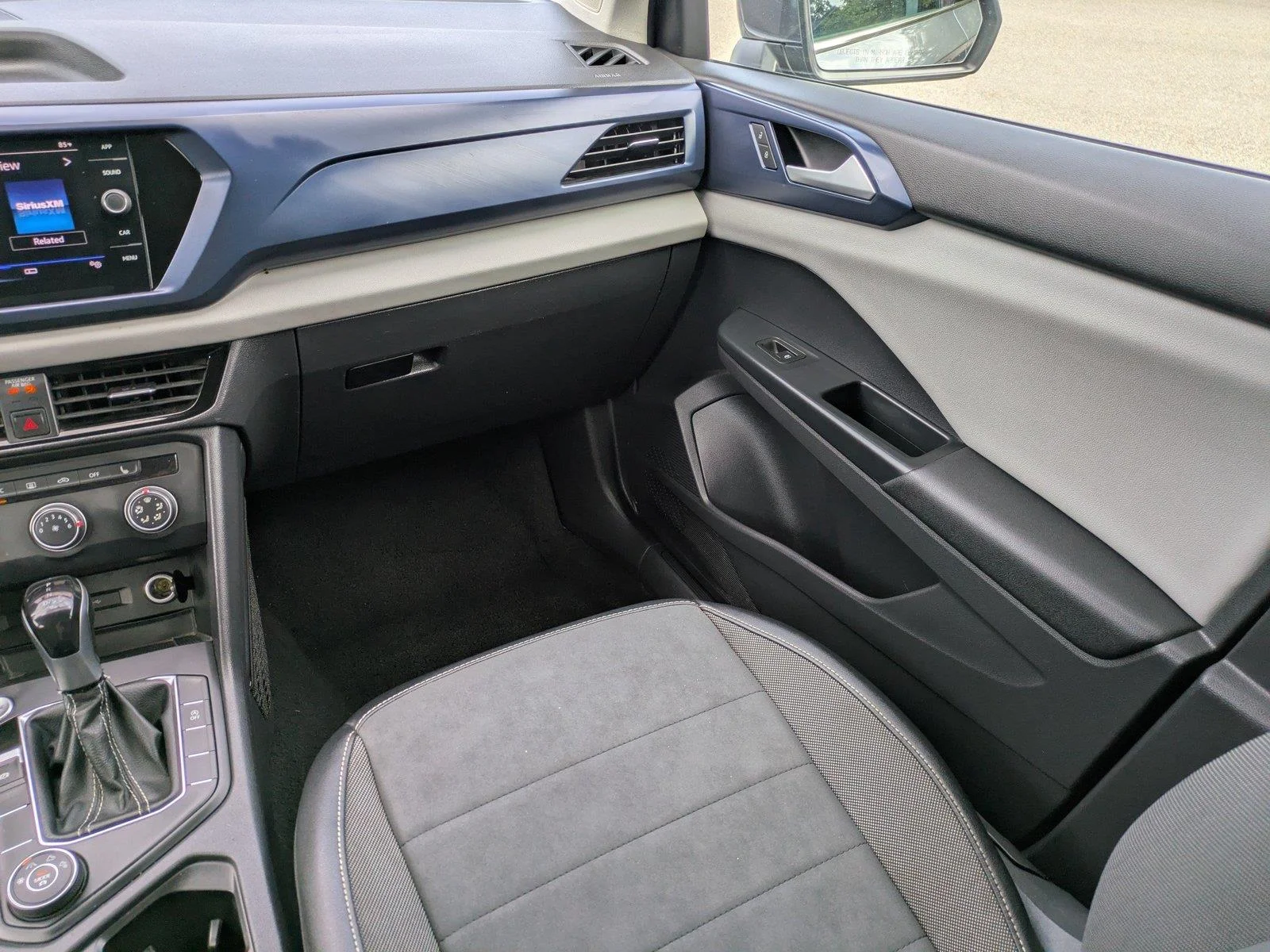 Used 2022 Platinum Gray Metallic Volkswagen SE image 17