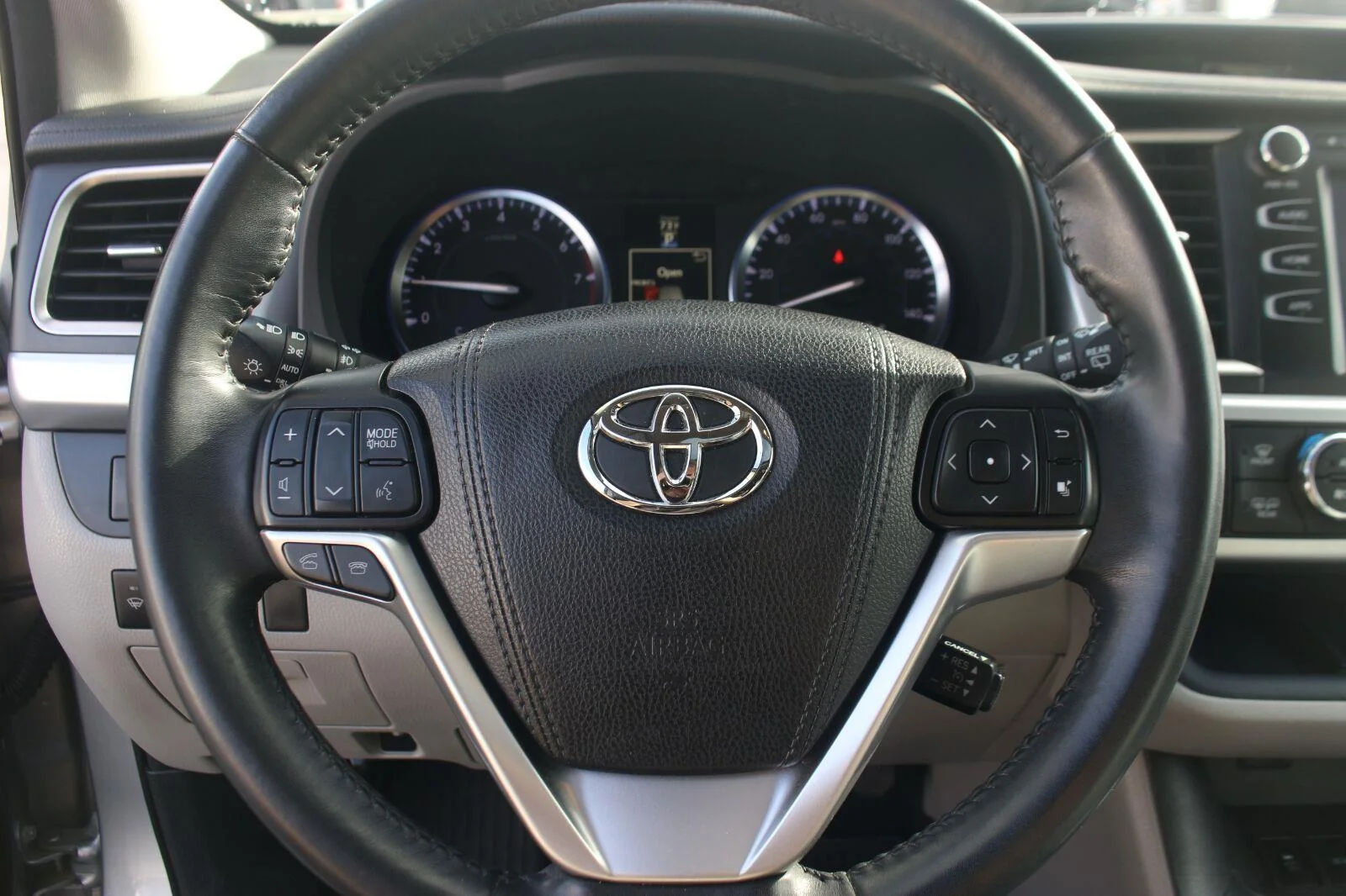 Used 2015 Silver Sky Metallic Toyota XLE image 17