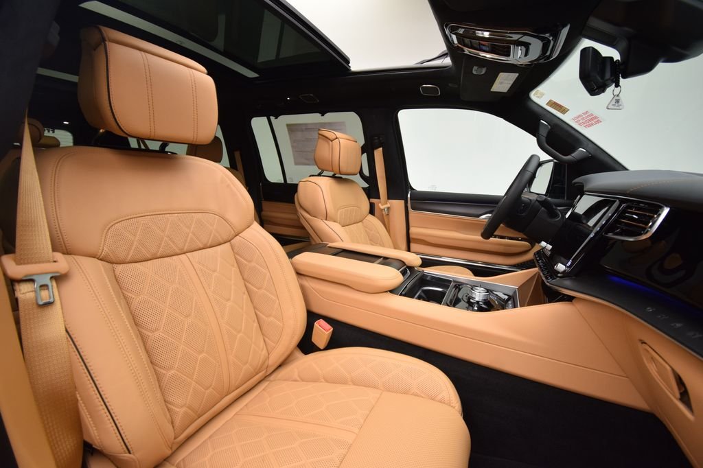 New 2026 Bright White Clear-Coat Exterior Paint Jeep Summit Reserve image 18