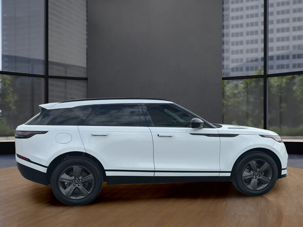 Used 2025  Land Rover Dynamic SE image 16