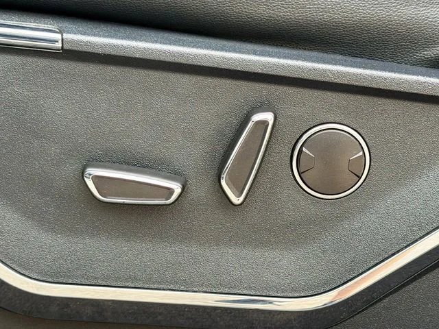 Used 2023 White Metallic Ford LARIAT image 24
