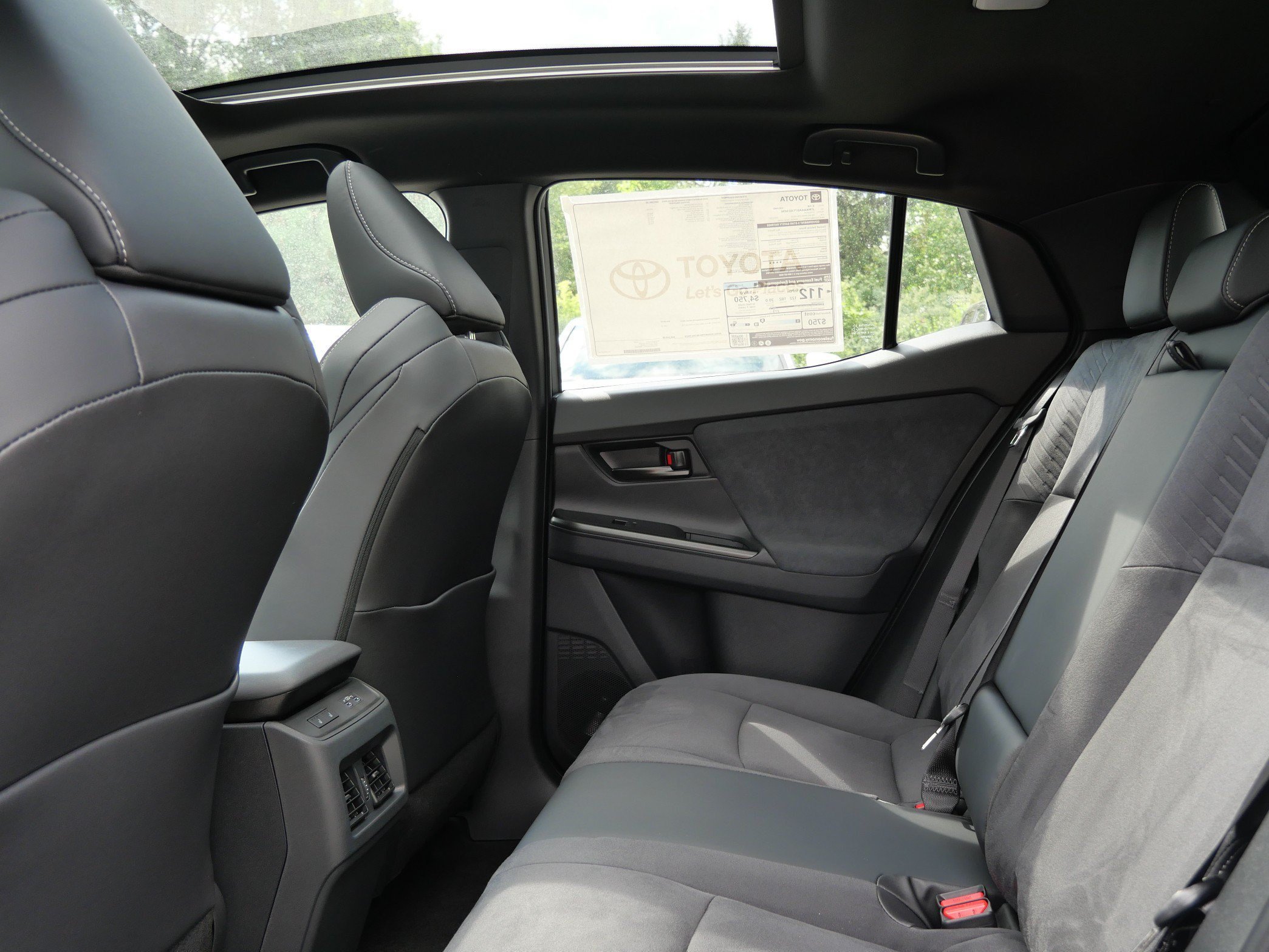 New 2026 Wind Chill Pearl with Midnight Black Metallic roof <sup>1</sup> Toyota  XSE image 8