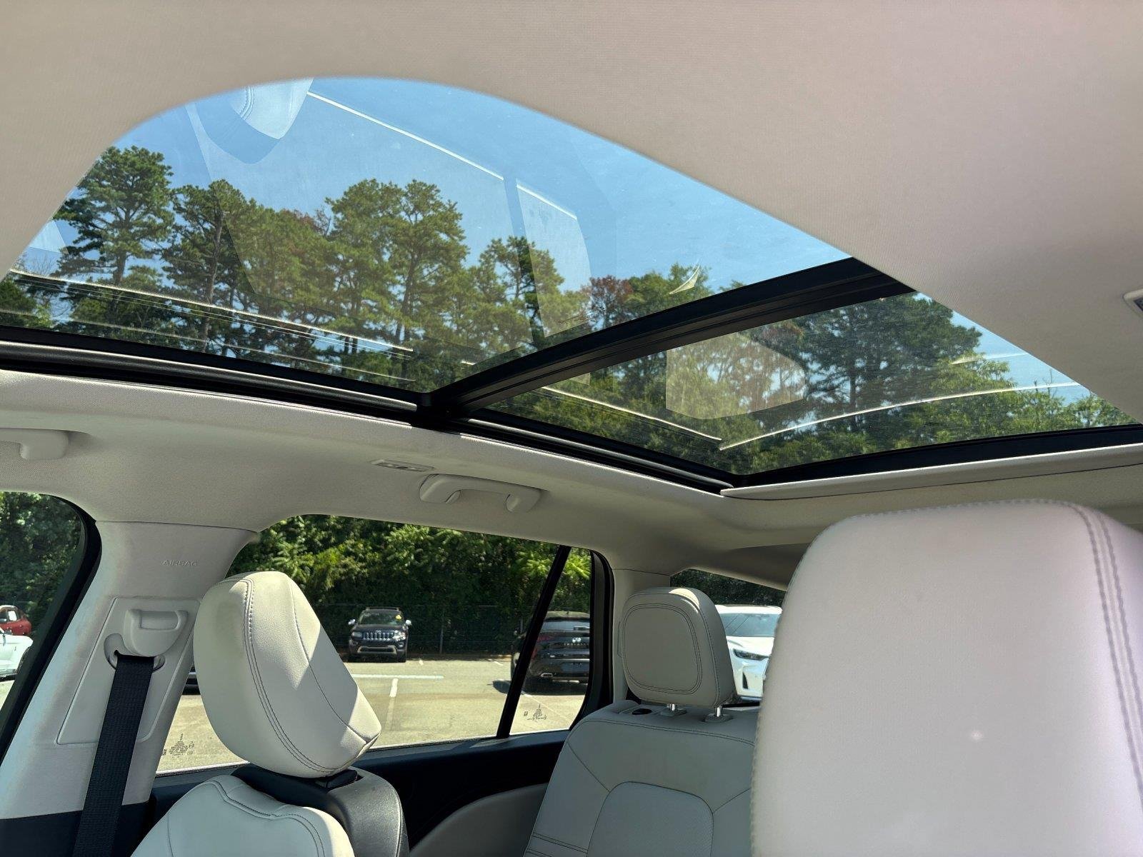 Used 2025 Pristine White Metallic Tri-Coat Lincoln Premiere image 31