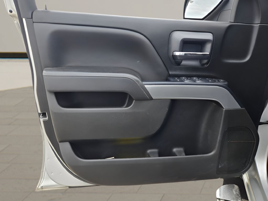 Used 2018 SILVER ICE METALLIC Chevrolet LT image 16