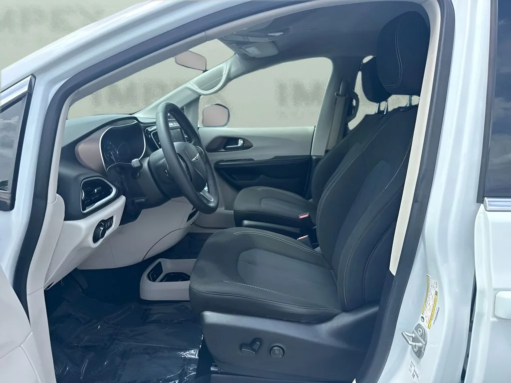 Used 2022 White Chrysler LX image 5
