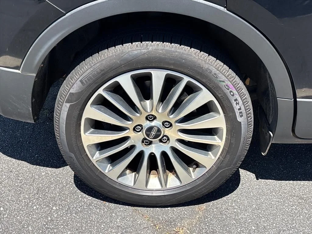 Used 2017 Black Lincoln Reserve image 8