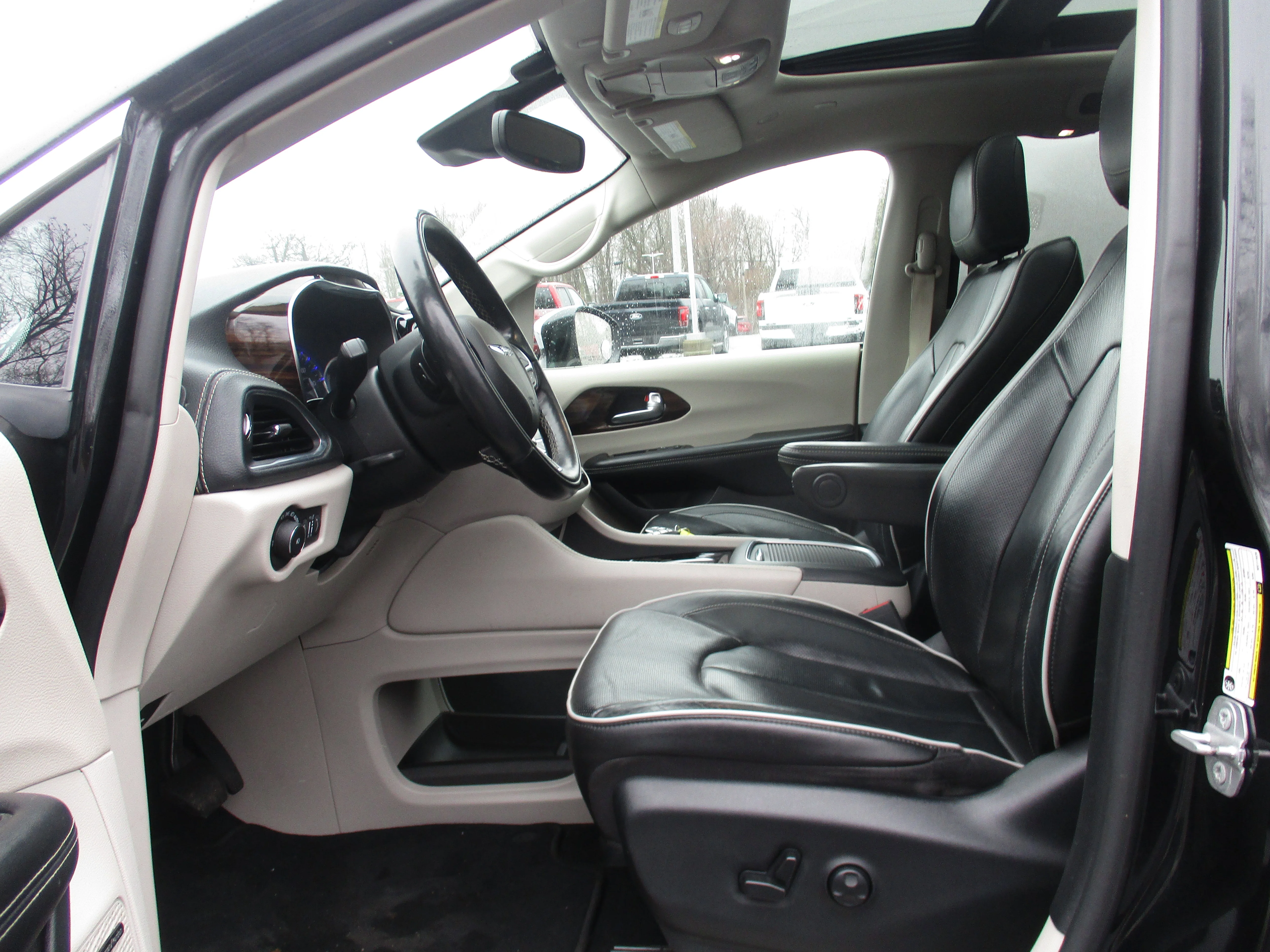 Used 2022 Brilliant Black Crystal Pearlcoat Chrysler Limited image 55