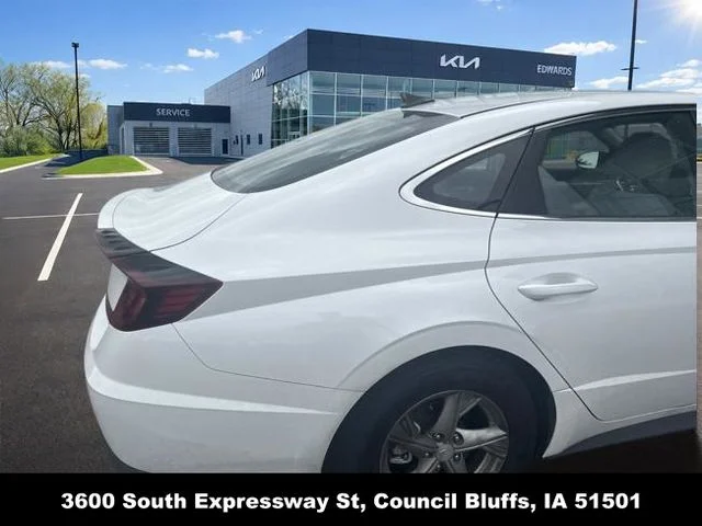 Used 2023 White Hyundai SE image 3