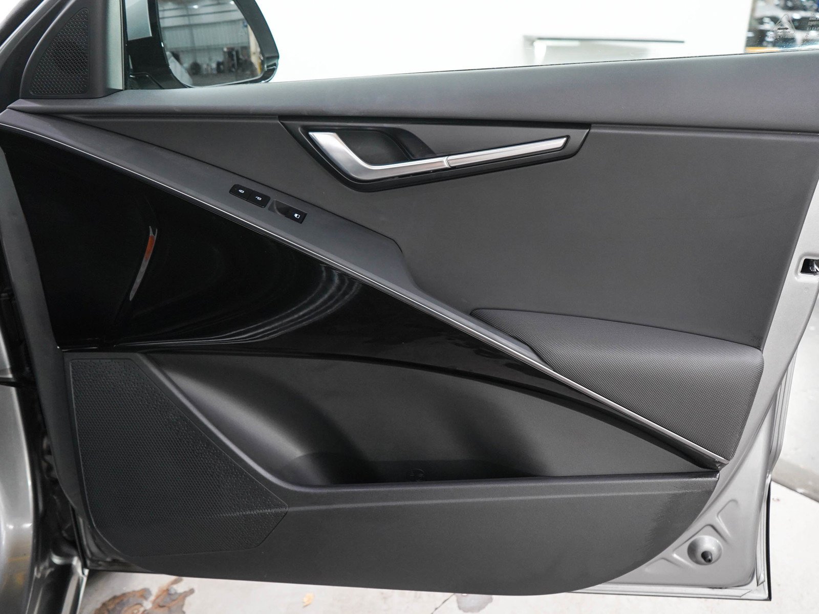 Used 2024 Steel Gray Kia Wind image 11