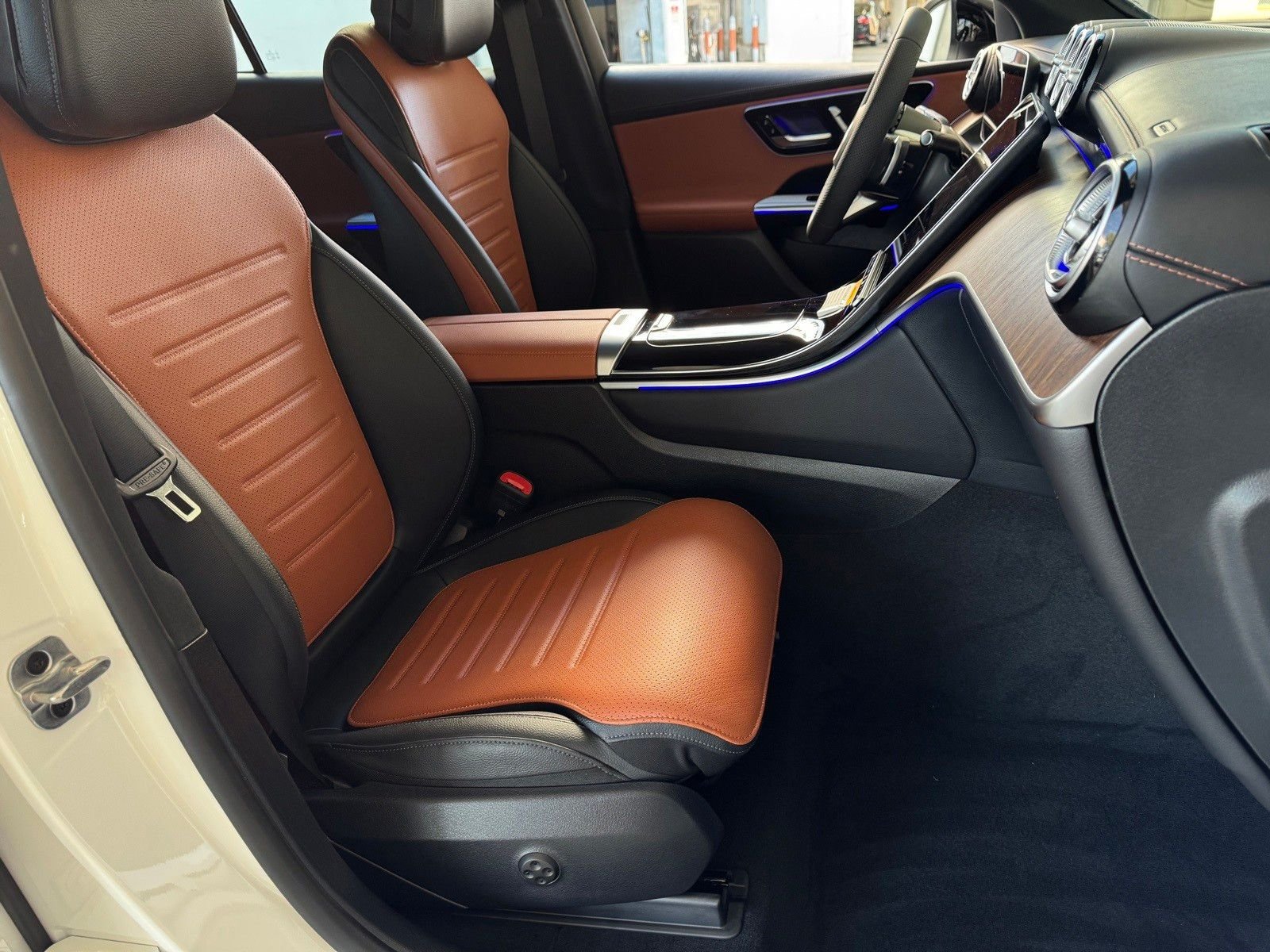 New 2026 Polar White Mercedes-Benz GLC 300 image 17