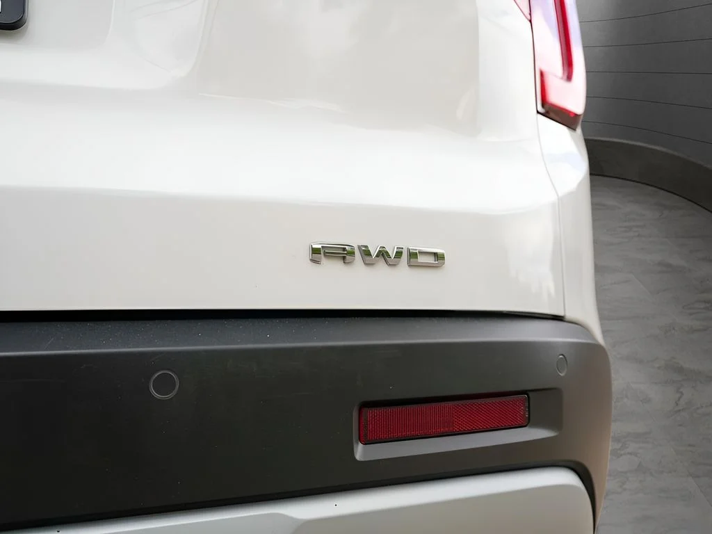 Used 2022 White GMC SLE image 31