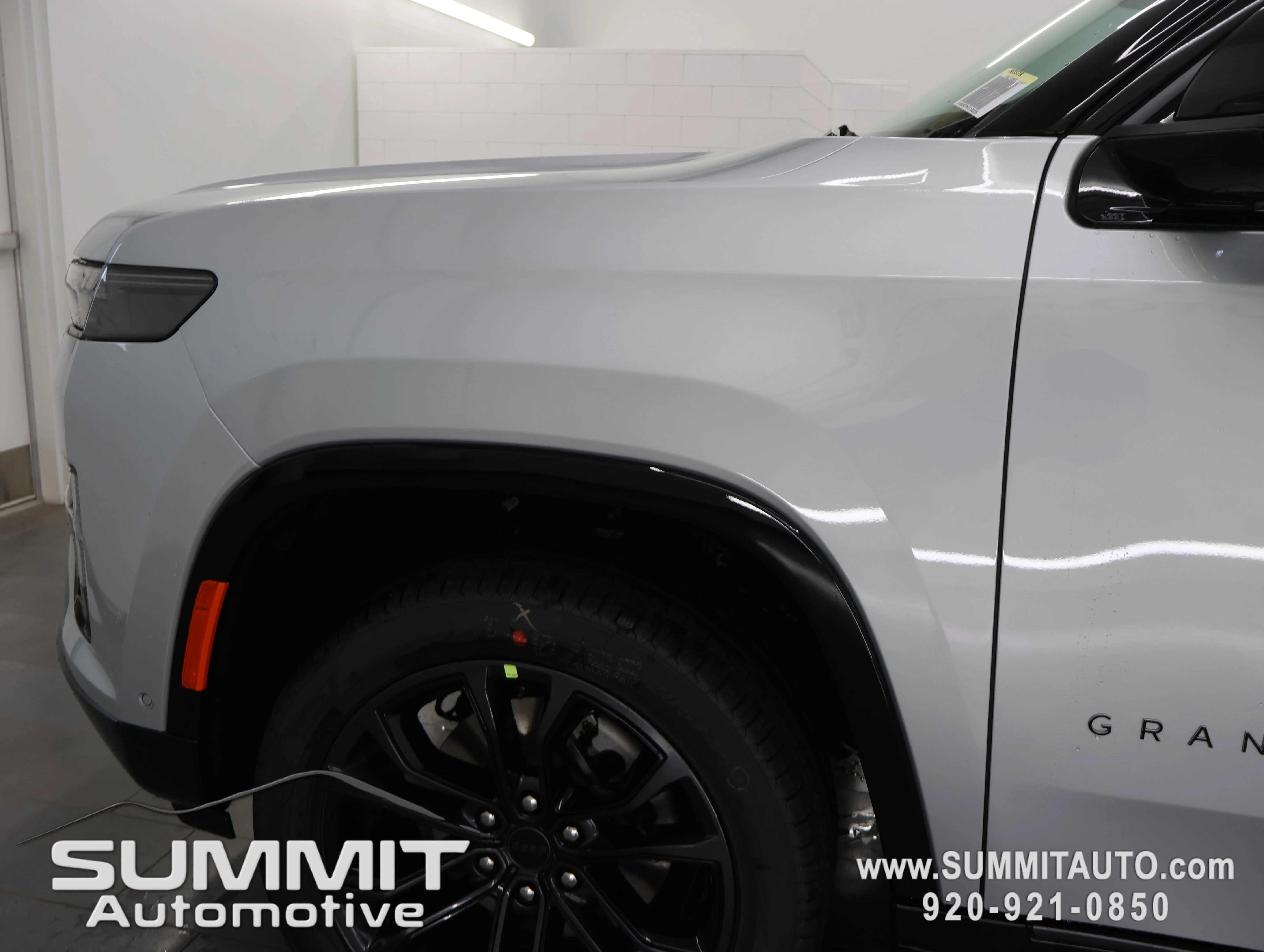 New 2026 Silver-Zynith Exterior Paint Jeep Summit Obsidian image 40