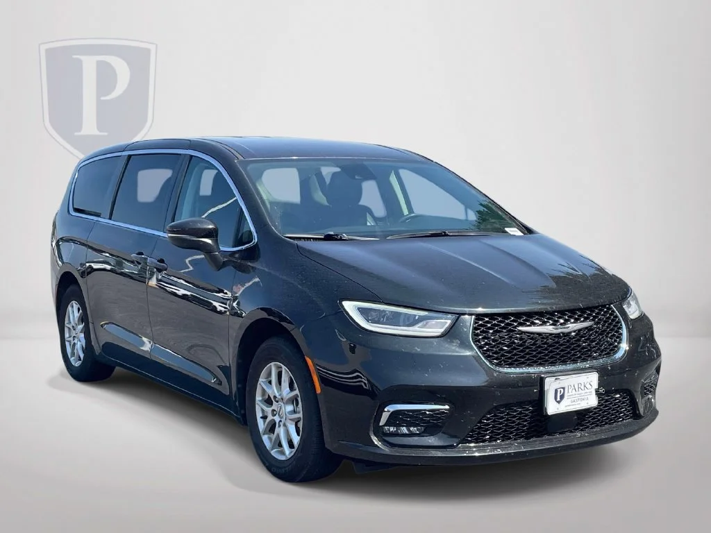 Used 2023 Black Chrysler Touring L image 2