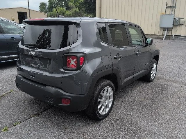 Used 2023 Gray Jeep Latitude image 9