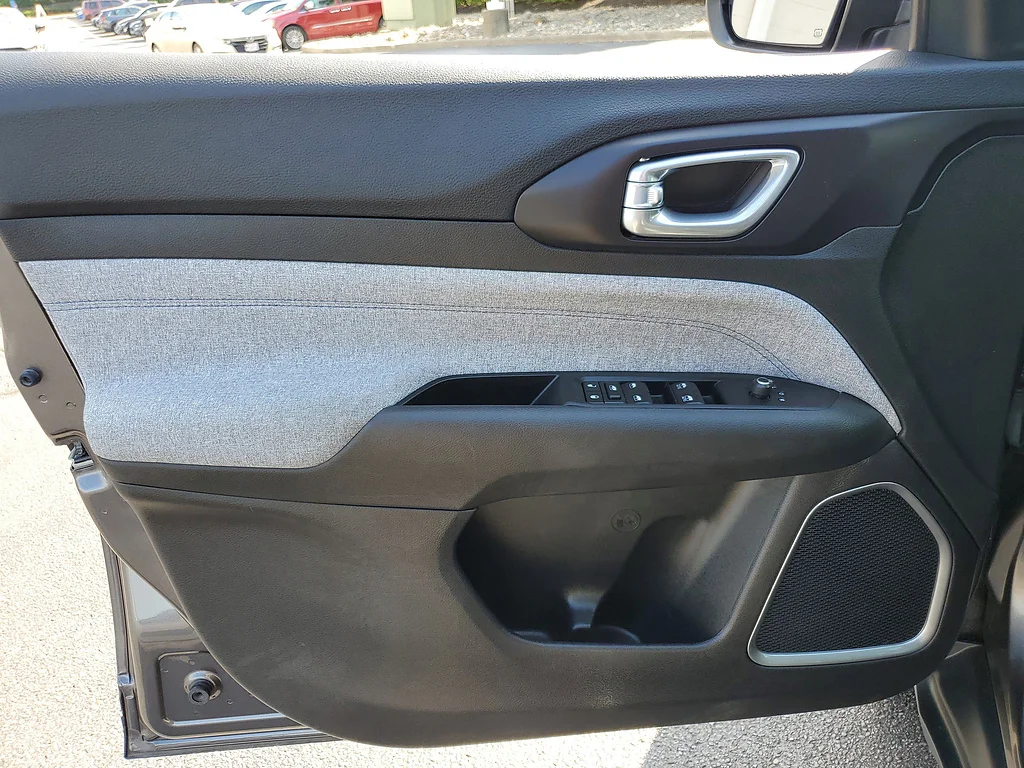 Used 2022 Granite Crystal Metallic Clear Coat Jeep Latitude image 20