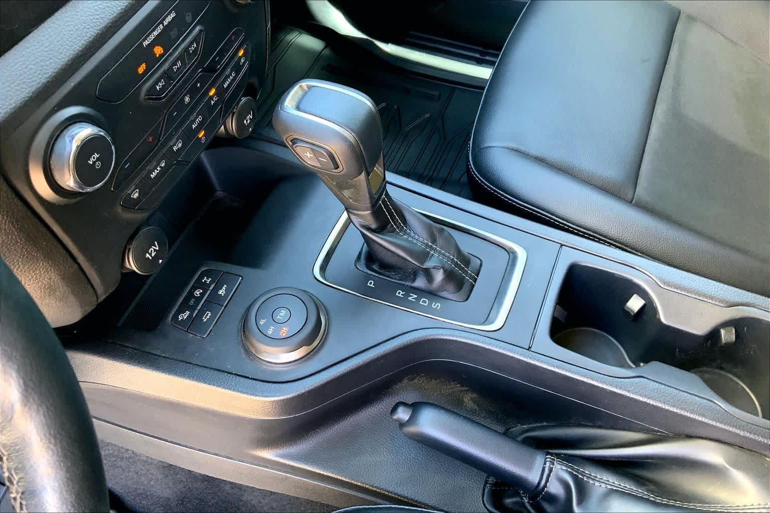 Used 2023 Oxford White Ford XLT image 17