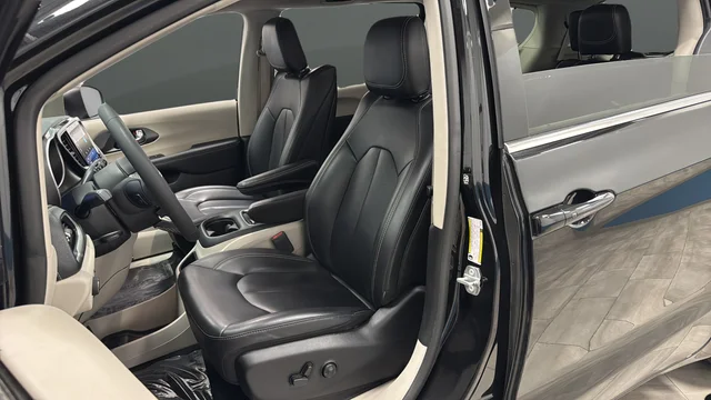 Used 2023 Brilliant Black Crystal Pearlcoat Chrysler Touring L image 9