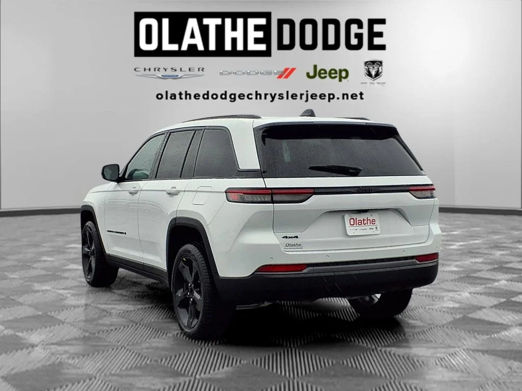 New 2026 Bright White Clear-Coat Exterior Paint Jeep Limited image 3