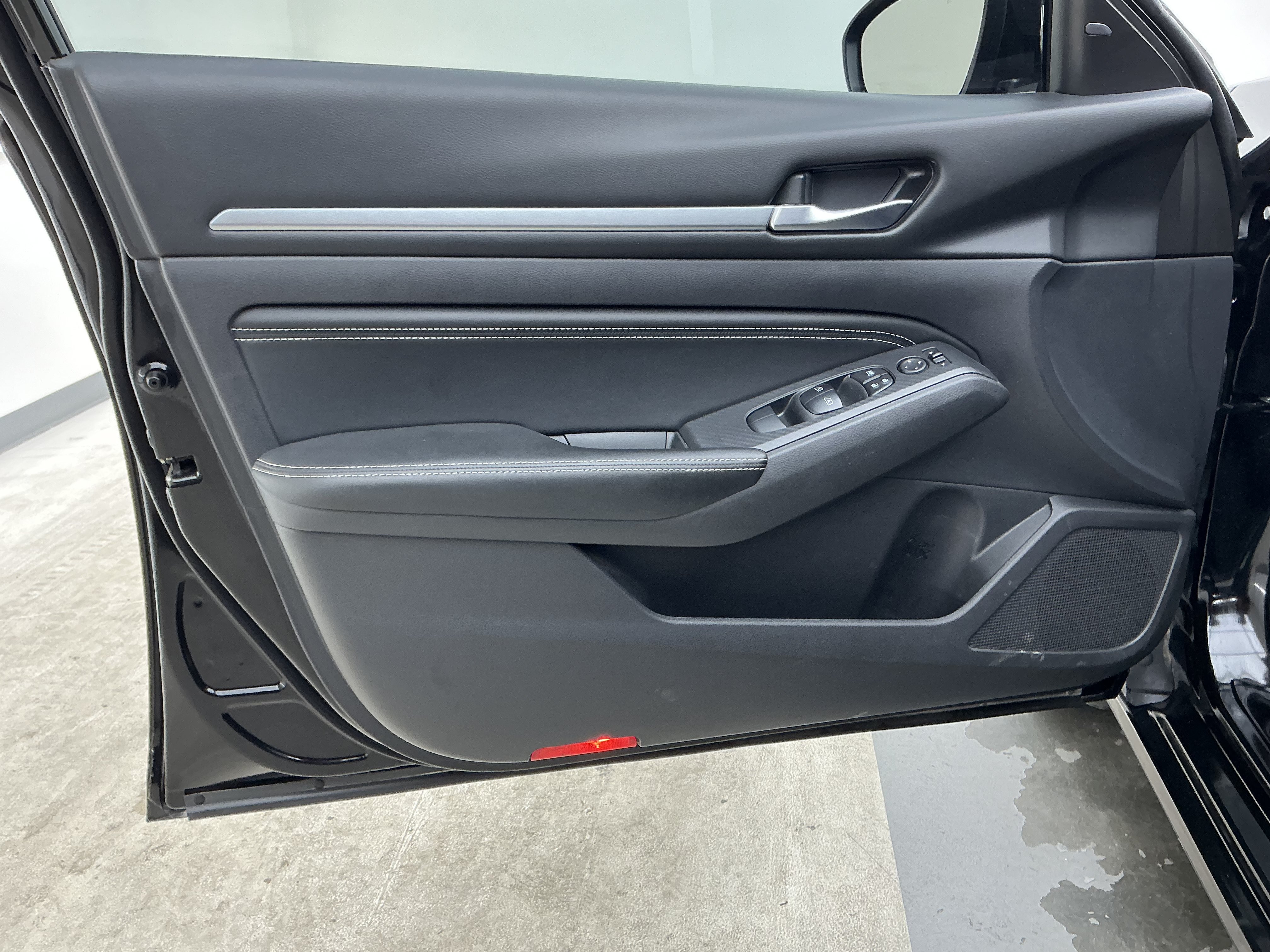 Used 2019 Super Black Nissan 2.5 SL image 15
