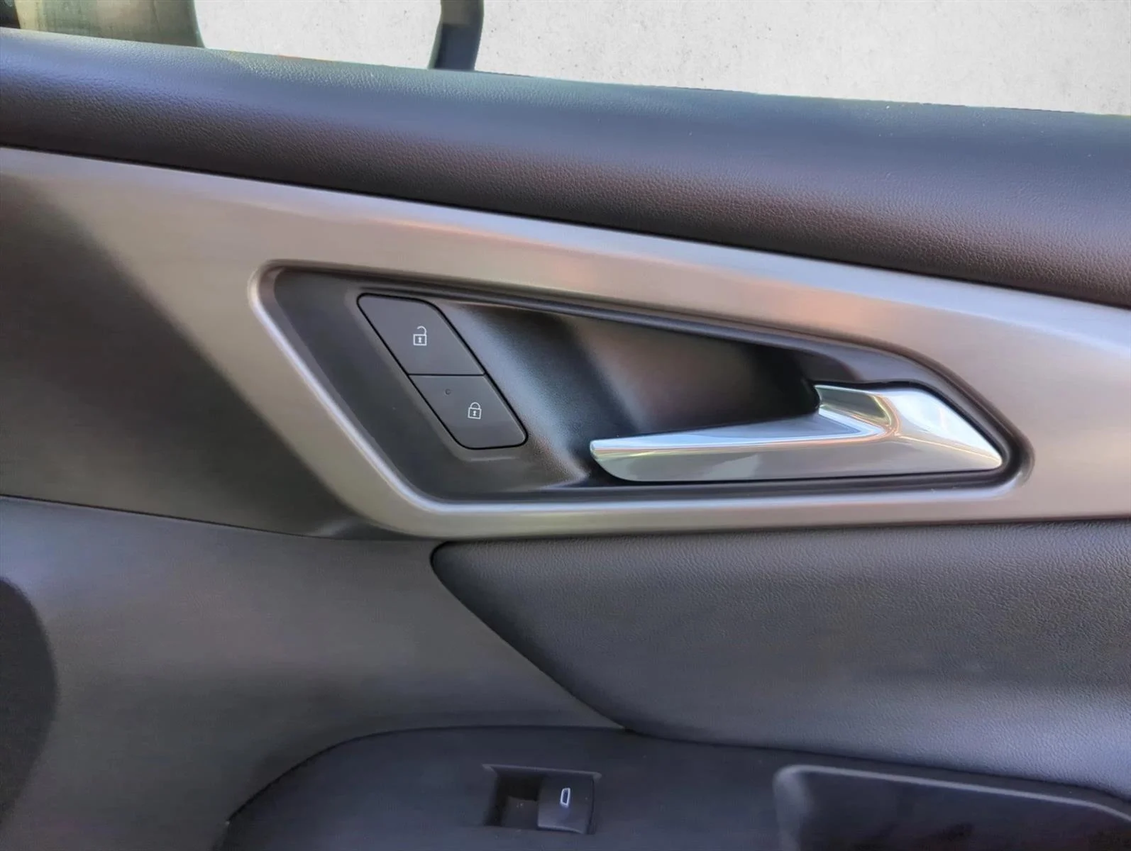 Used 2024 Summit White Chevrolet FWD LT image 25