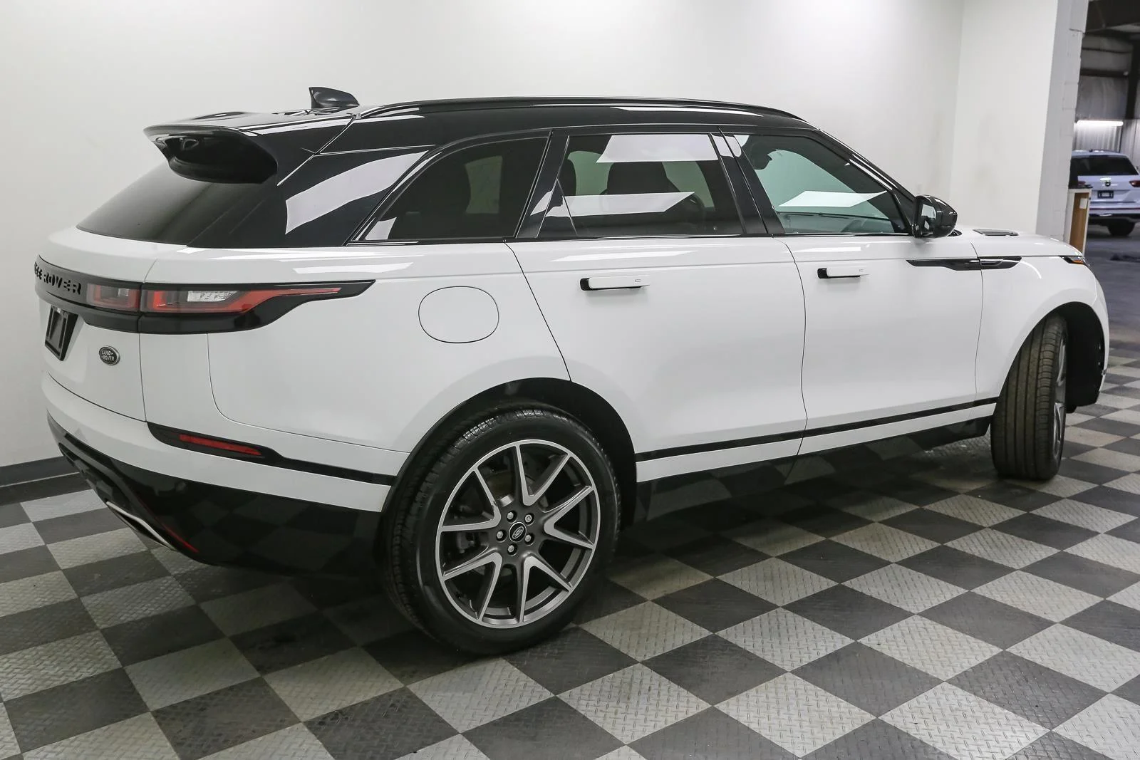 Used 2023 Fuji White Land Rover R-Dynamic S image 8