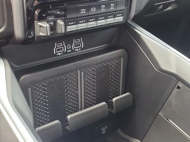 Used 2025 Black Ram Laramie image 27