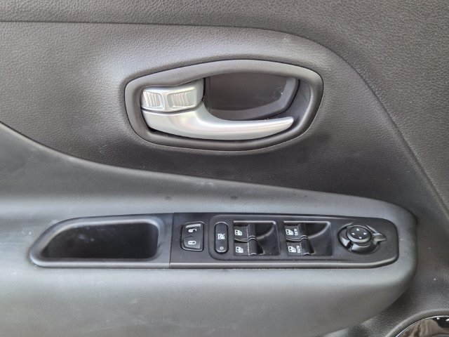 Used 2023 White Jeep Altitude image 30