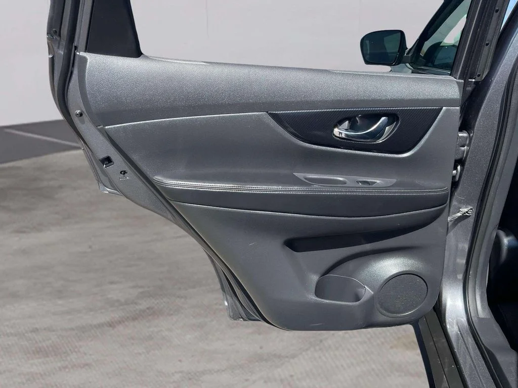 Used 2018 Gun Metallic Nissan SL image 23