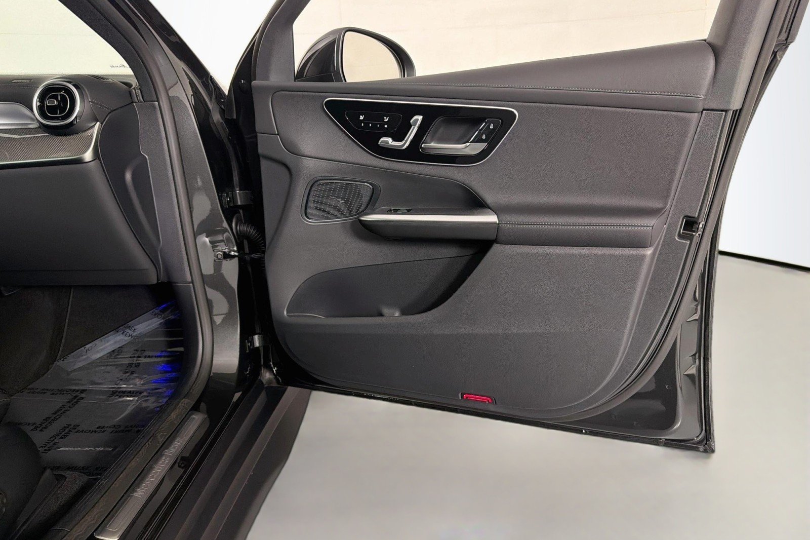 New 2026 Graphite Grey Metallic Mercedes-Benz GLC 300 SUV image 23