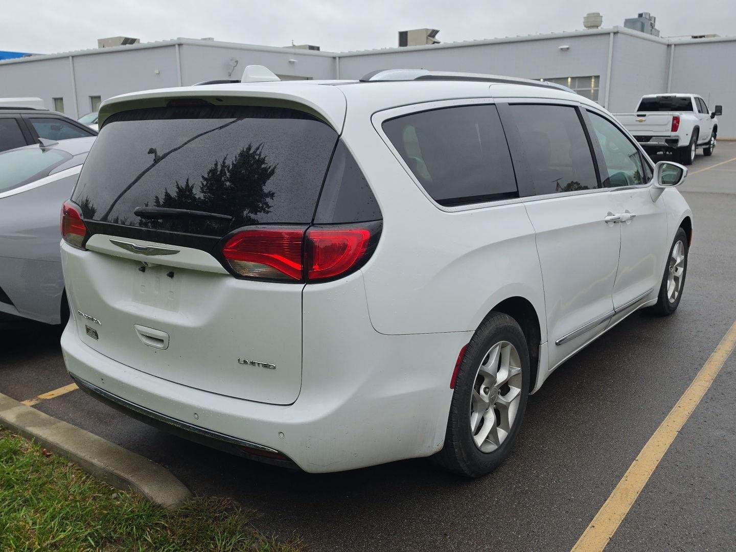 Used 2020 Bright White Clearcoat Chrysler Limited image 3