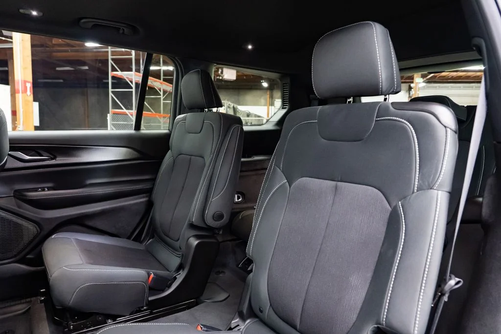 Used 2025 White Jeep Laredo image 27