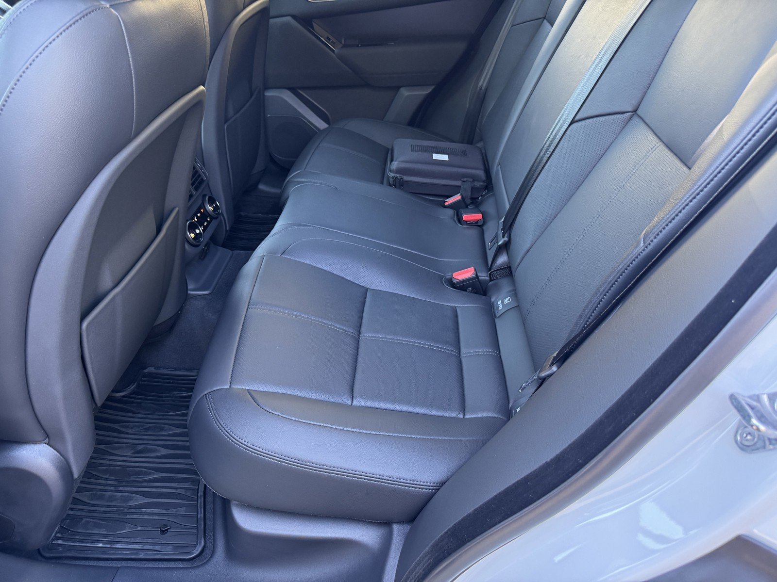 New 2026 Fuji White LAND ROVER Dynamic SE image 11