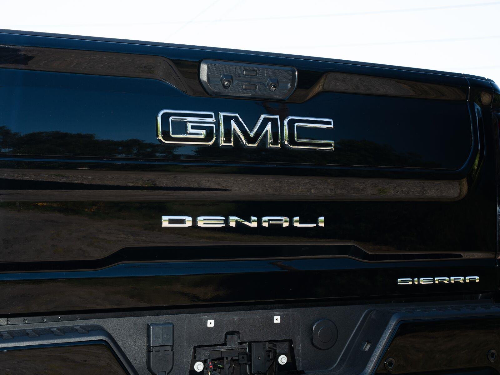 Used 2025 Onyx Black GMC Denali image 20