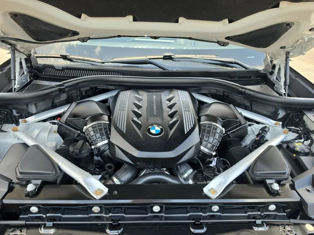 Used 2022 White BMW M50i image 10