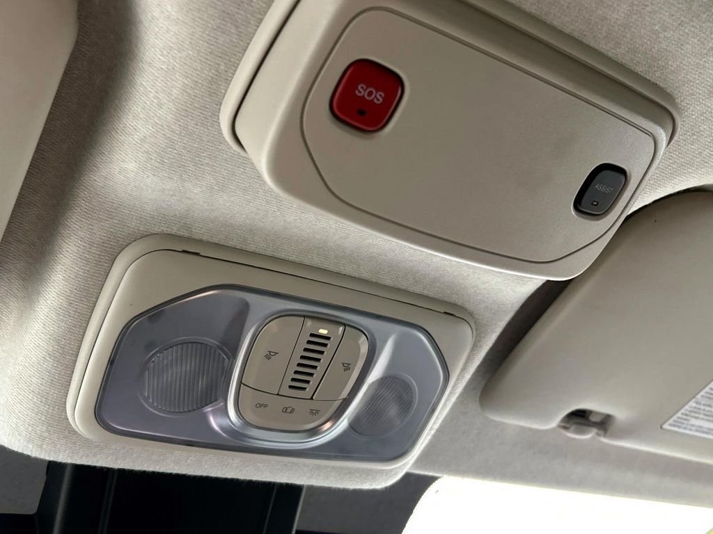Used 2025 White Ram  image 30