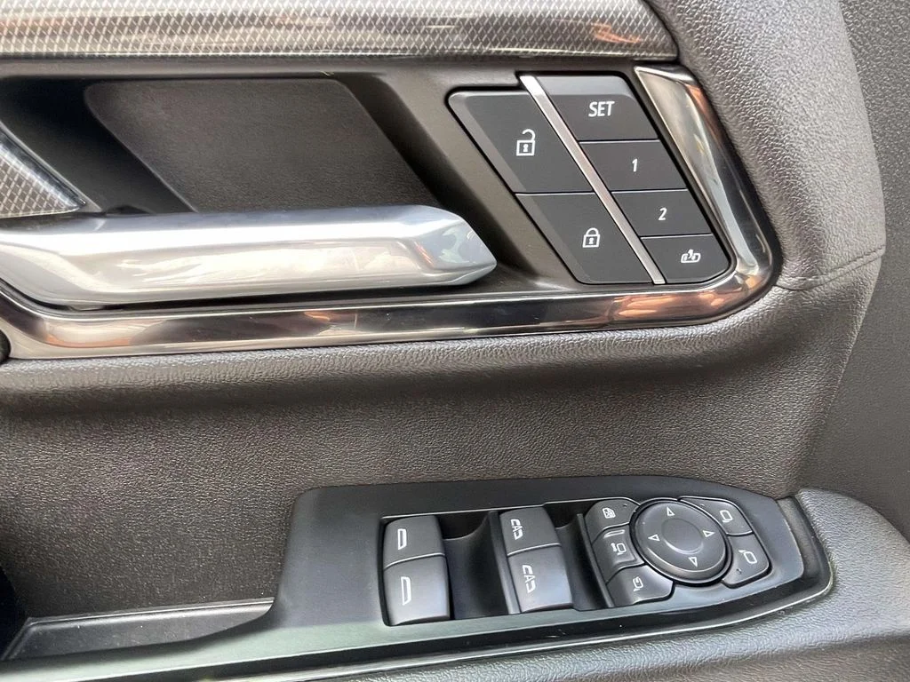 Used 2024 Summit White GMC AT4 image 18